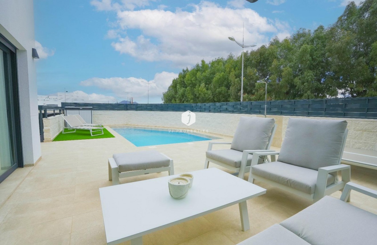 Z drugiej ręki - Villa -
Dolores