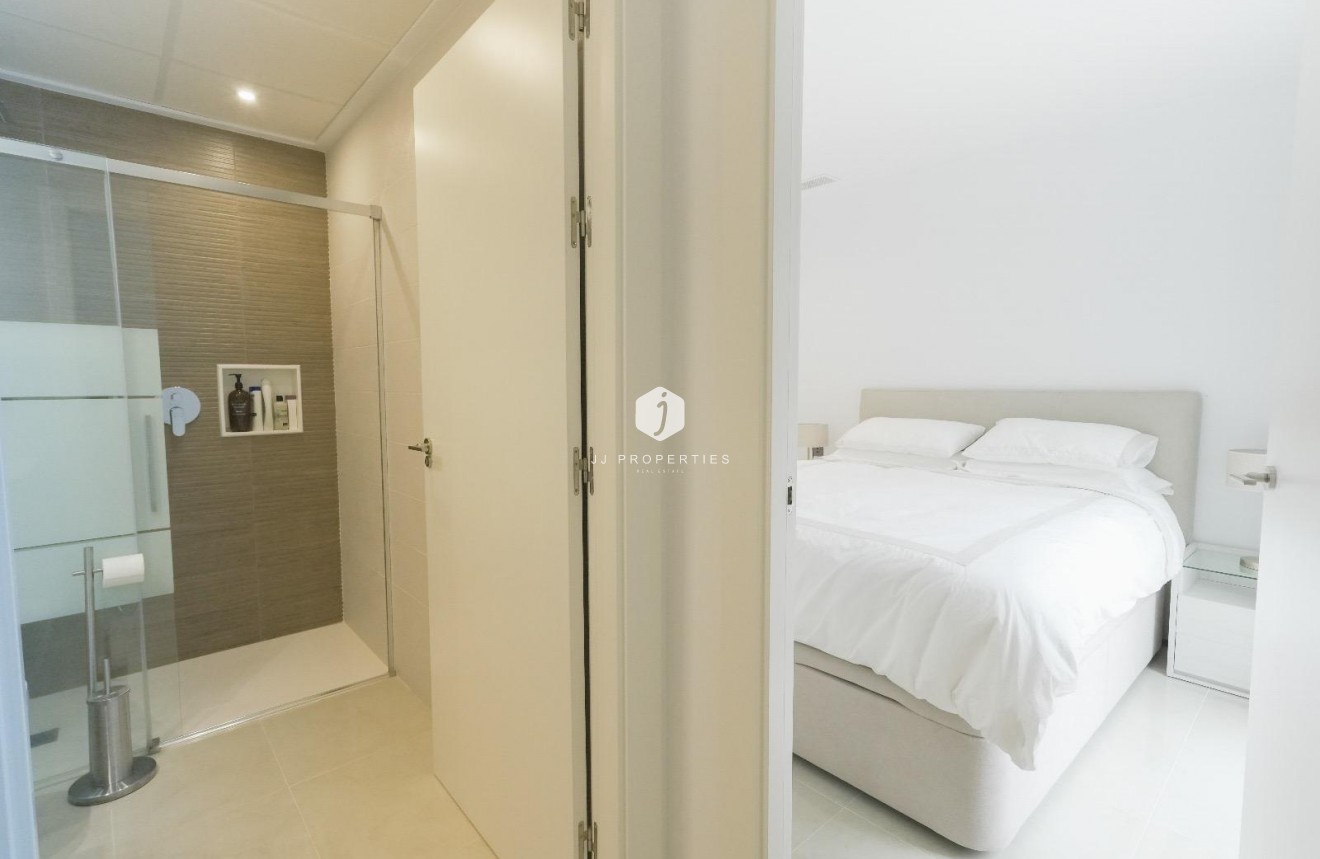 Z drugiej ręki - Villa -
Dolores