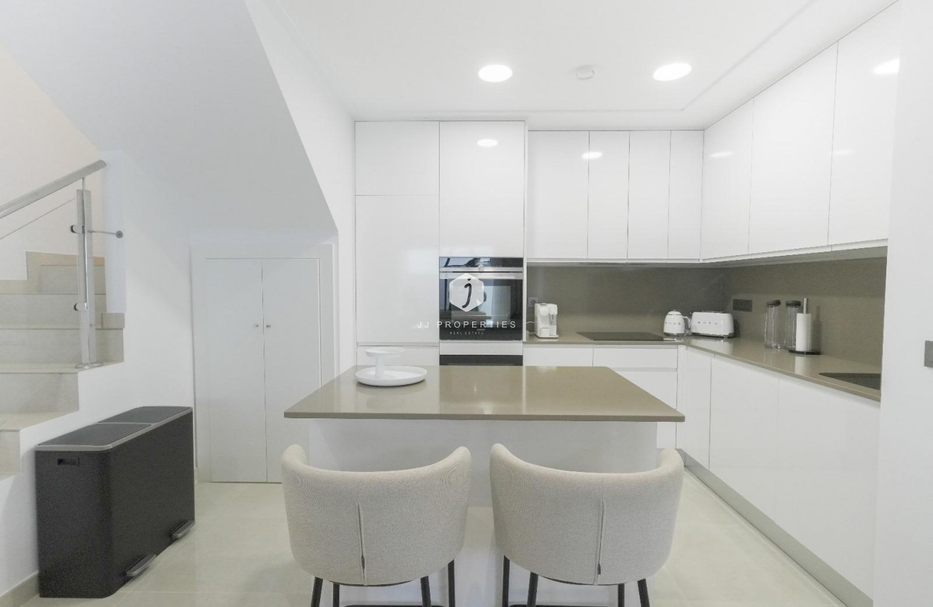 Z drugiej ręki - Villa -
Dolores