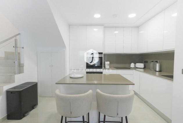 Z drugiej ręki - Villa -
Dolores