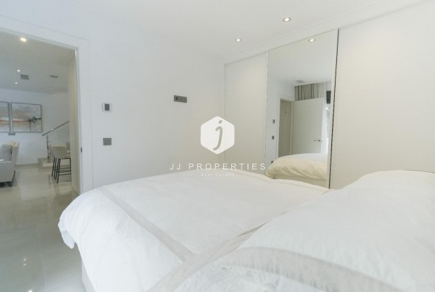 Z drugiej ręki - Villa -
Dolores