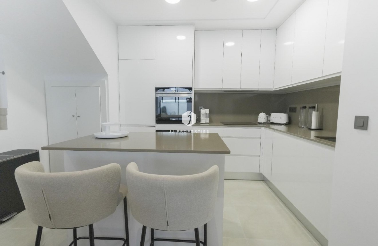 Z drugiej ręki - Villa -
Dolores