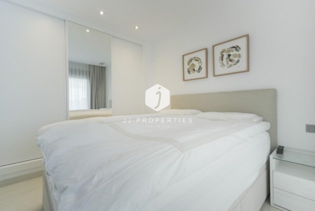 Z drugiej ręki - Villa -
Dolores