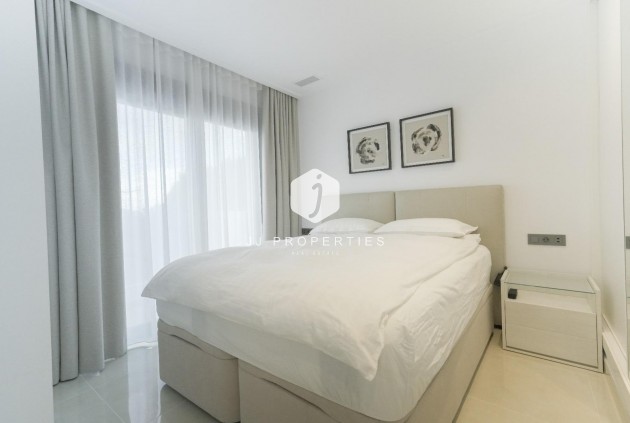 Z drugiej ręki - Villa -
Dolores