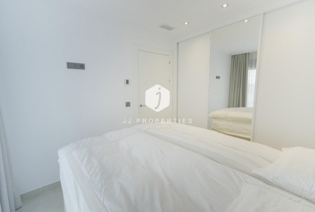 Z drugiej ręki - Villa -
Dolores