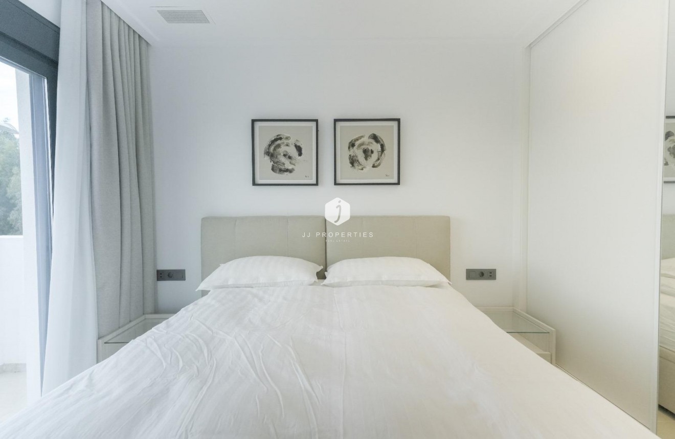 Z drugiej ręki - Villa -
Dolores