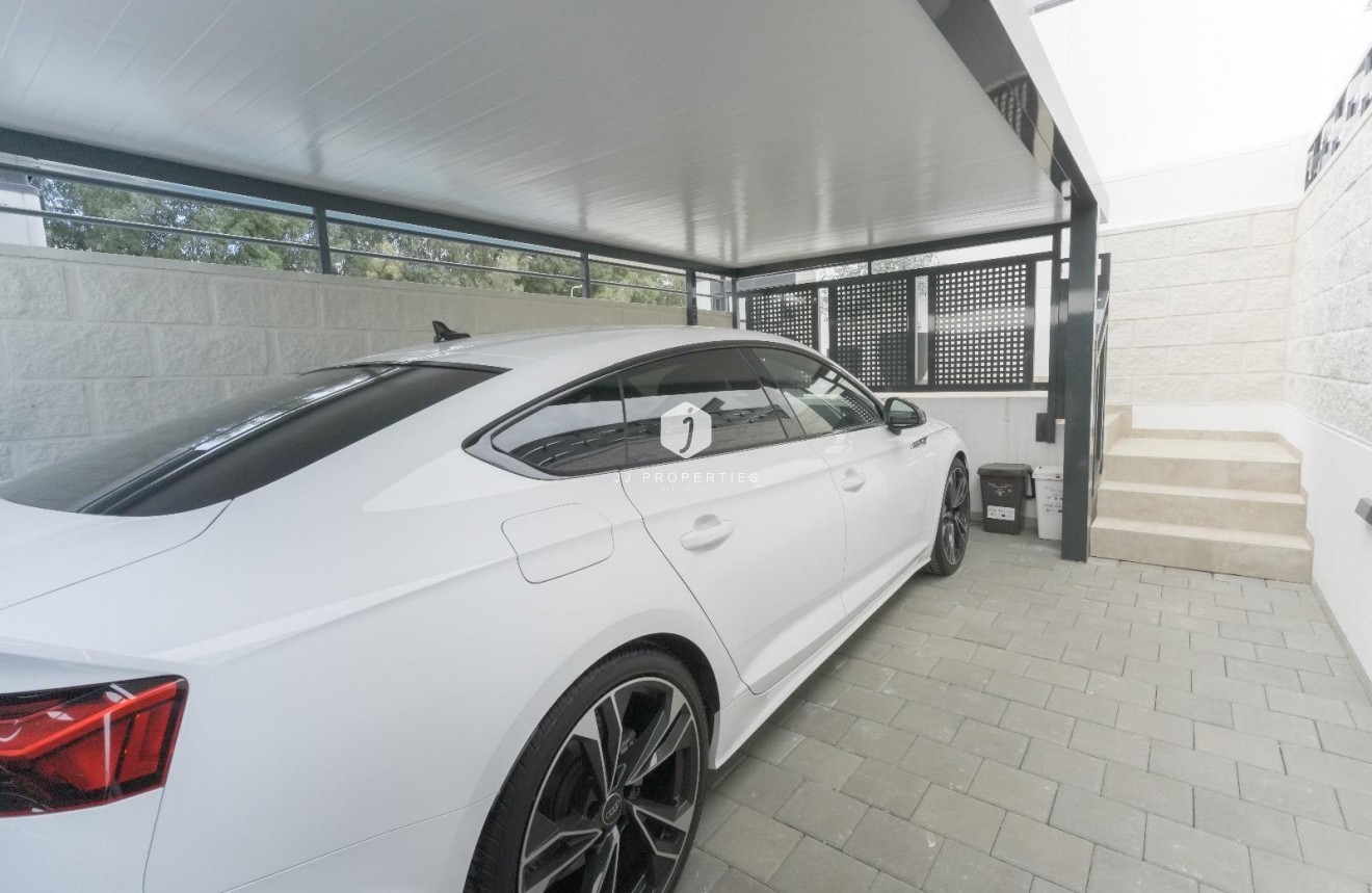 Z drugiej ręki - Villa -
Dolores