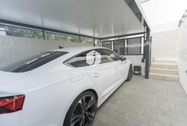 Z drugiej ręki - Villa -
Dolores