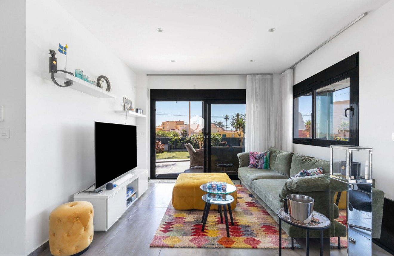 Tweedehands - Villa -
Torrevieja - Rosaleda