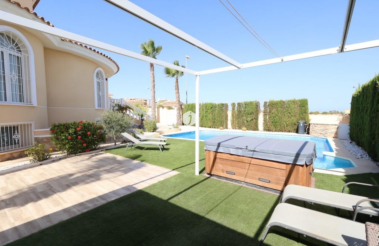 Tweedehands - Villa -
Ciudad Quesada - Costa Blanca
