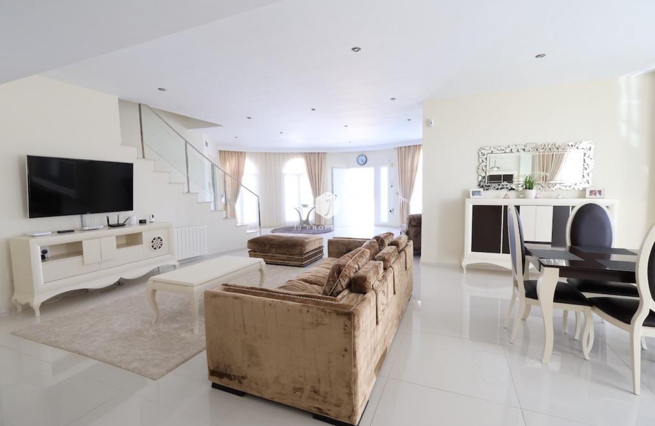 Tweedehands - Villa -
Ciudad Quesada - Costa Blanca