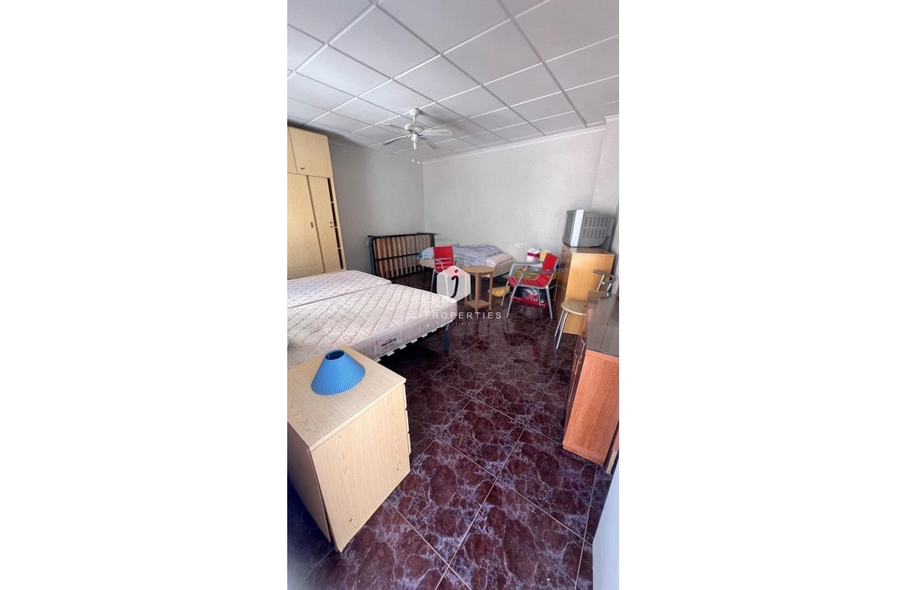 Tweedehands - Chalet -
Torrevieja - Estacion de autobuses