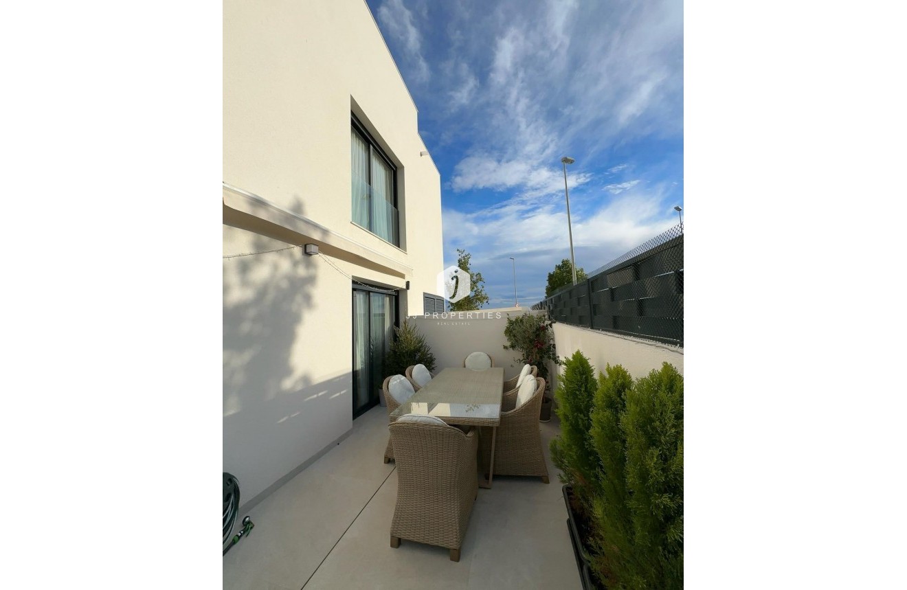 Z drugiej ręki - Villa -
Benijofar