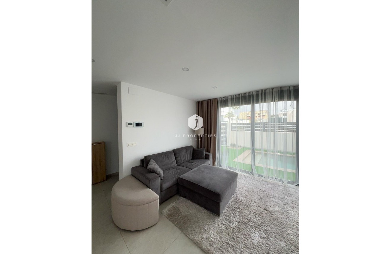 Z drugiej ręki - Villa -
Benijofar