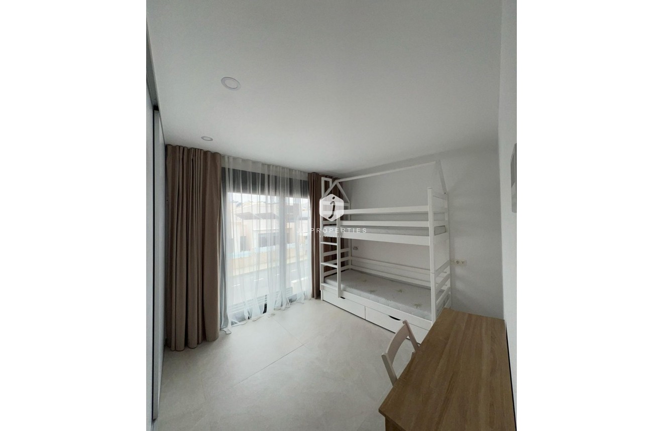 Z drugiej ręki - Villa -
Benijofar