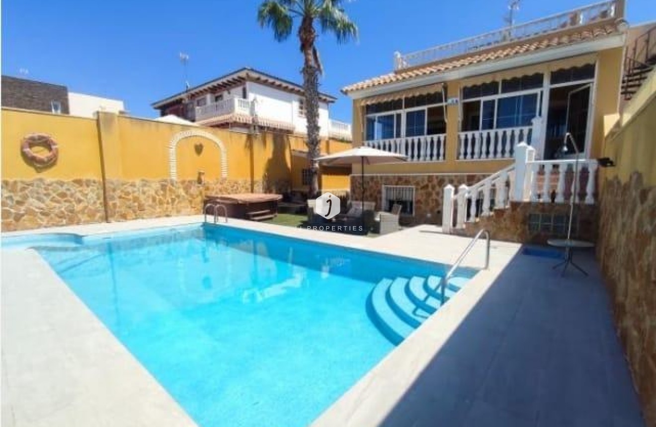 Tweedehands - Villa -
Torrevieja - aguas nuevas