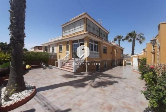 Tweedehands - Villa -
Torrevieja - aguas nuevas