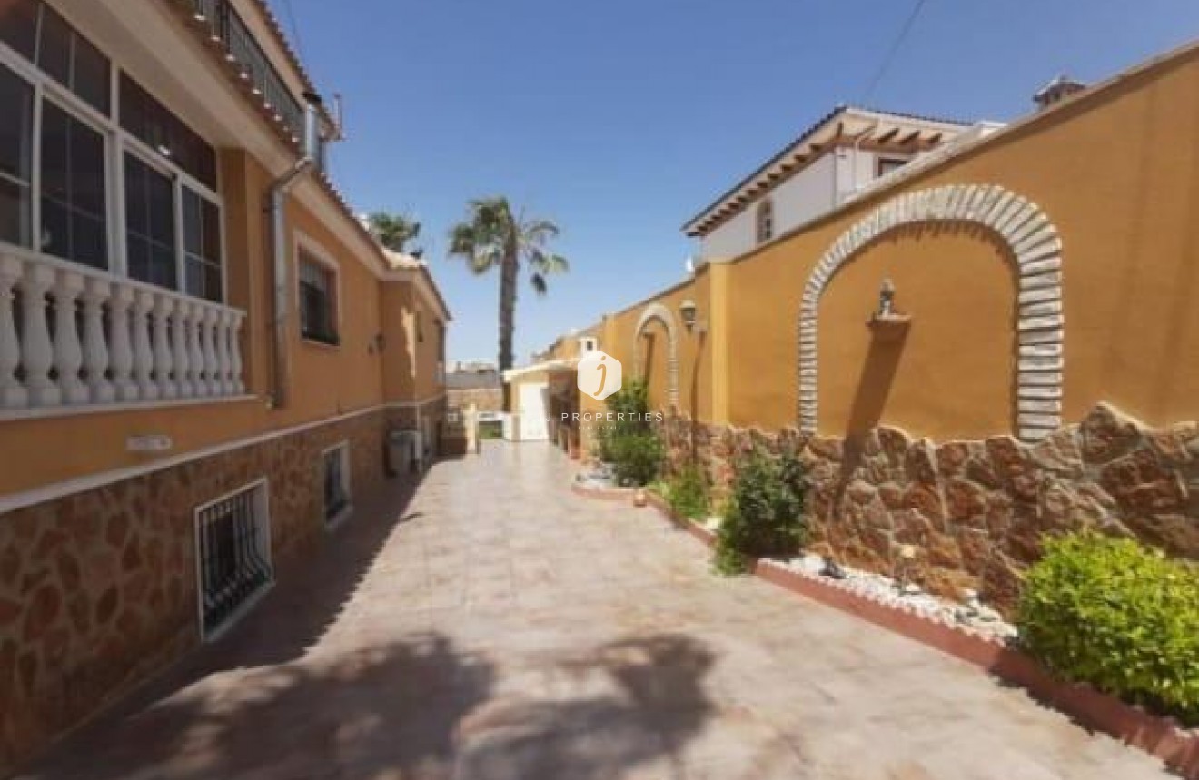 Tweedehands - Villa -
Torrevieja - aguas nuevas
