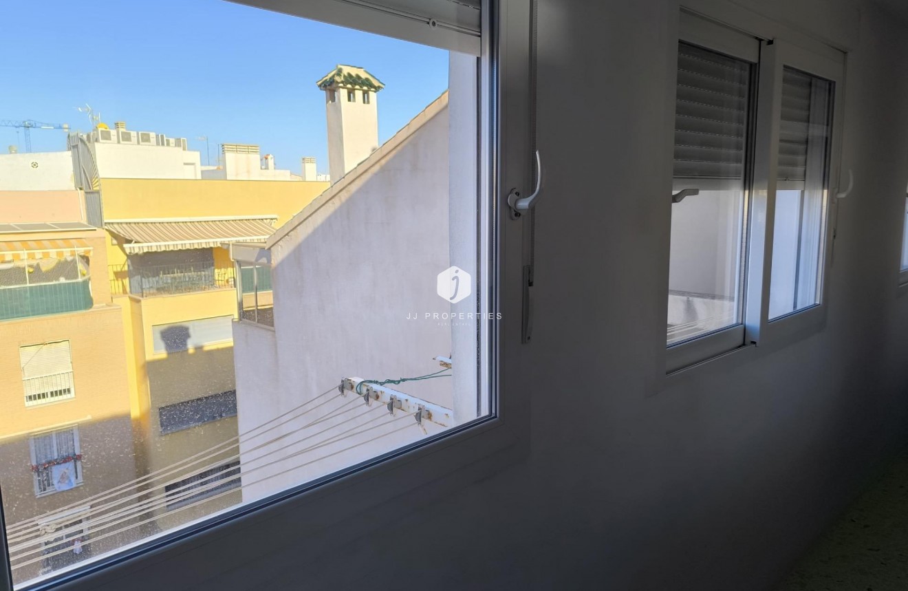 Tweedehands - Appartement / flat -
Torrevieja - Las Piscinas Naturales