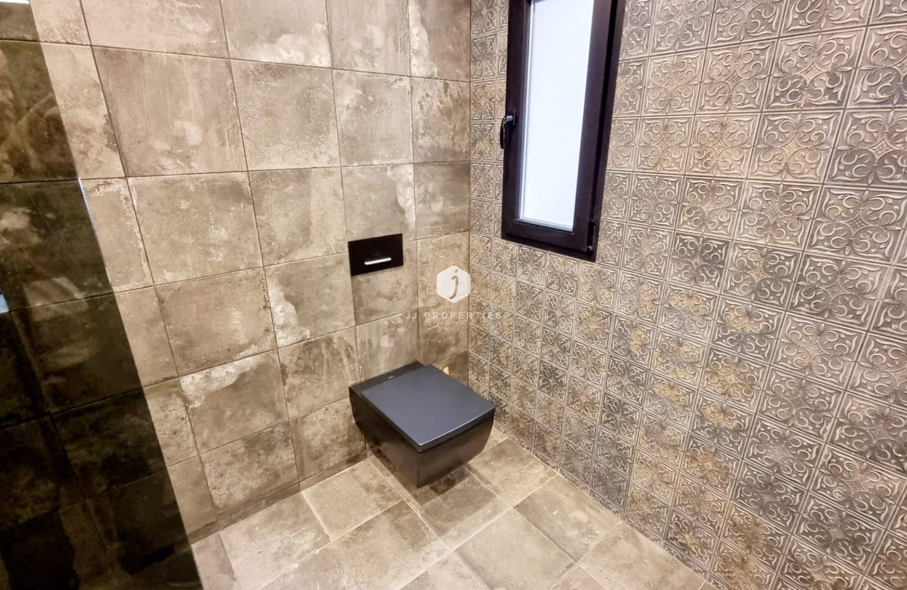 Z drugiej ręki - Mieszkanie w bloku -
Torrevieja