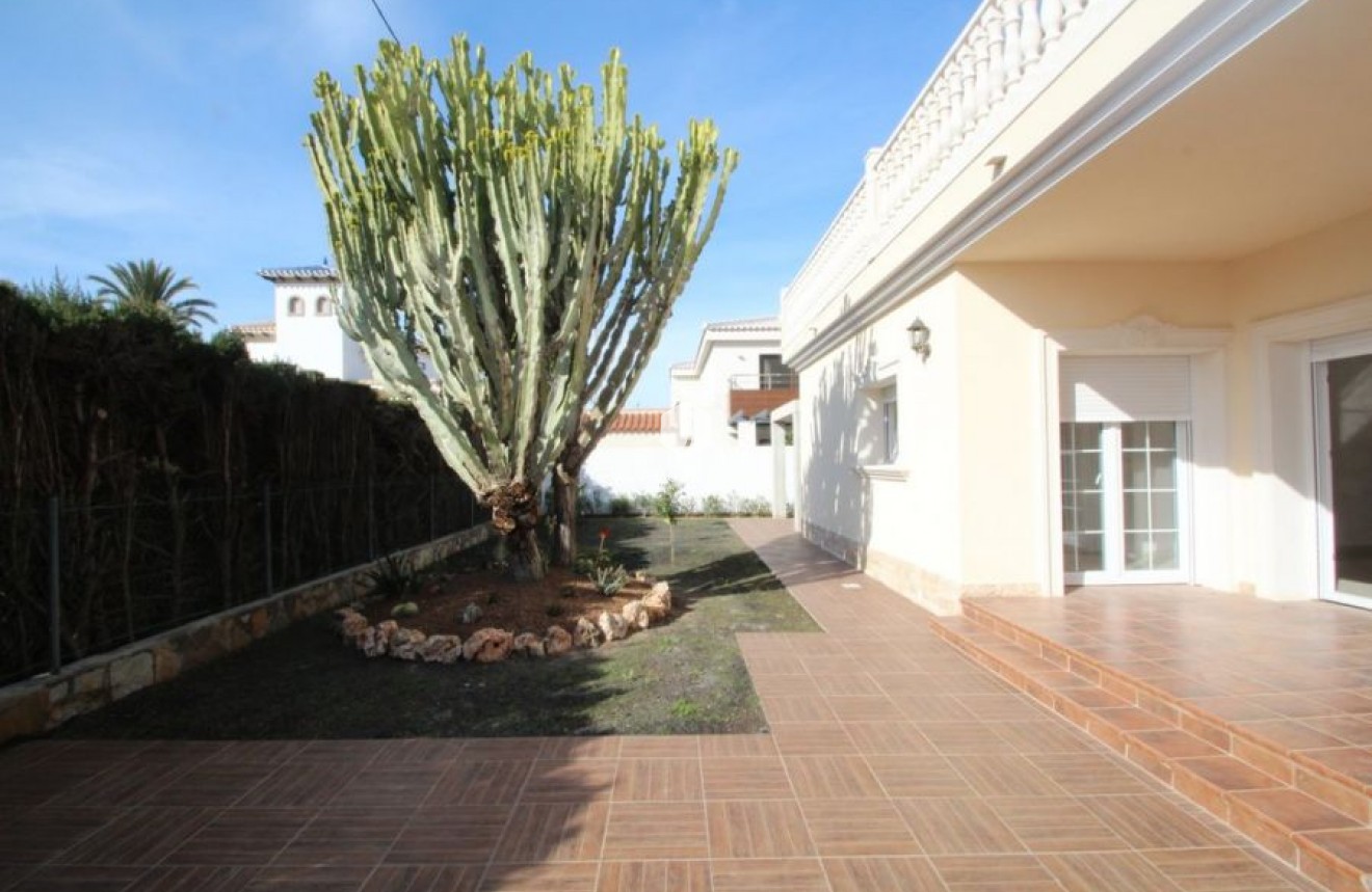 Tweedehands - Villa -
Orihuela Costa - Costa Blanca