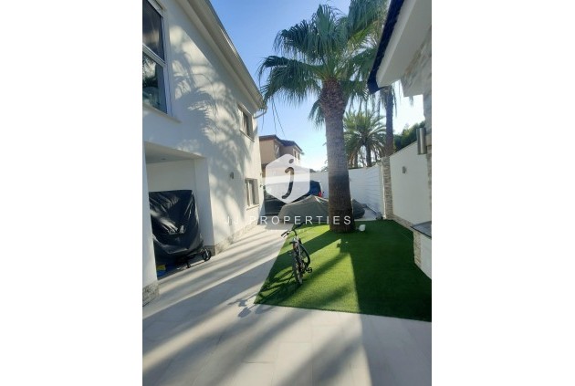 Tweedehands - Villa -
Orihuela Costa - La Zenia