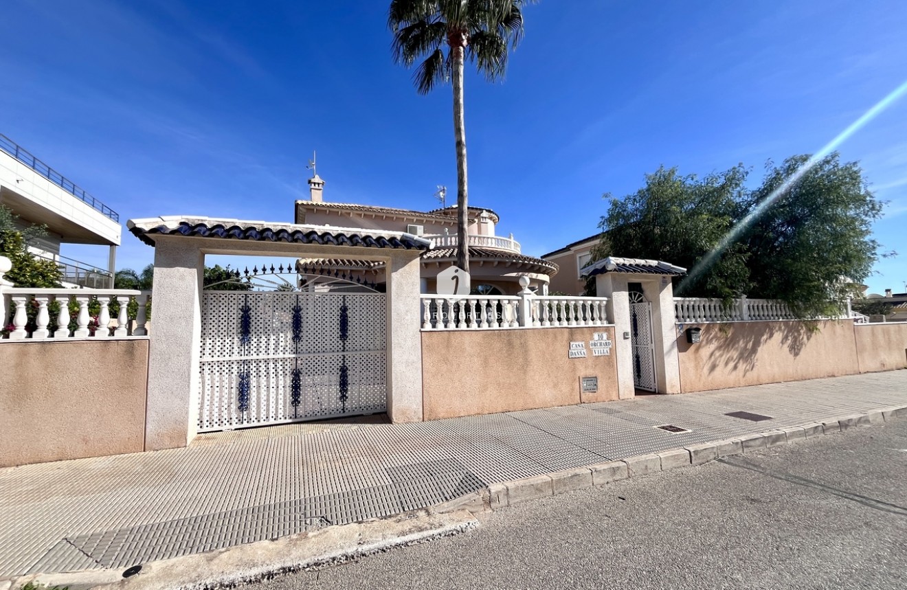 Tweedehands - Villa -
La Zenia - Costa Blanca