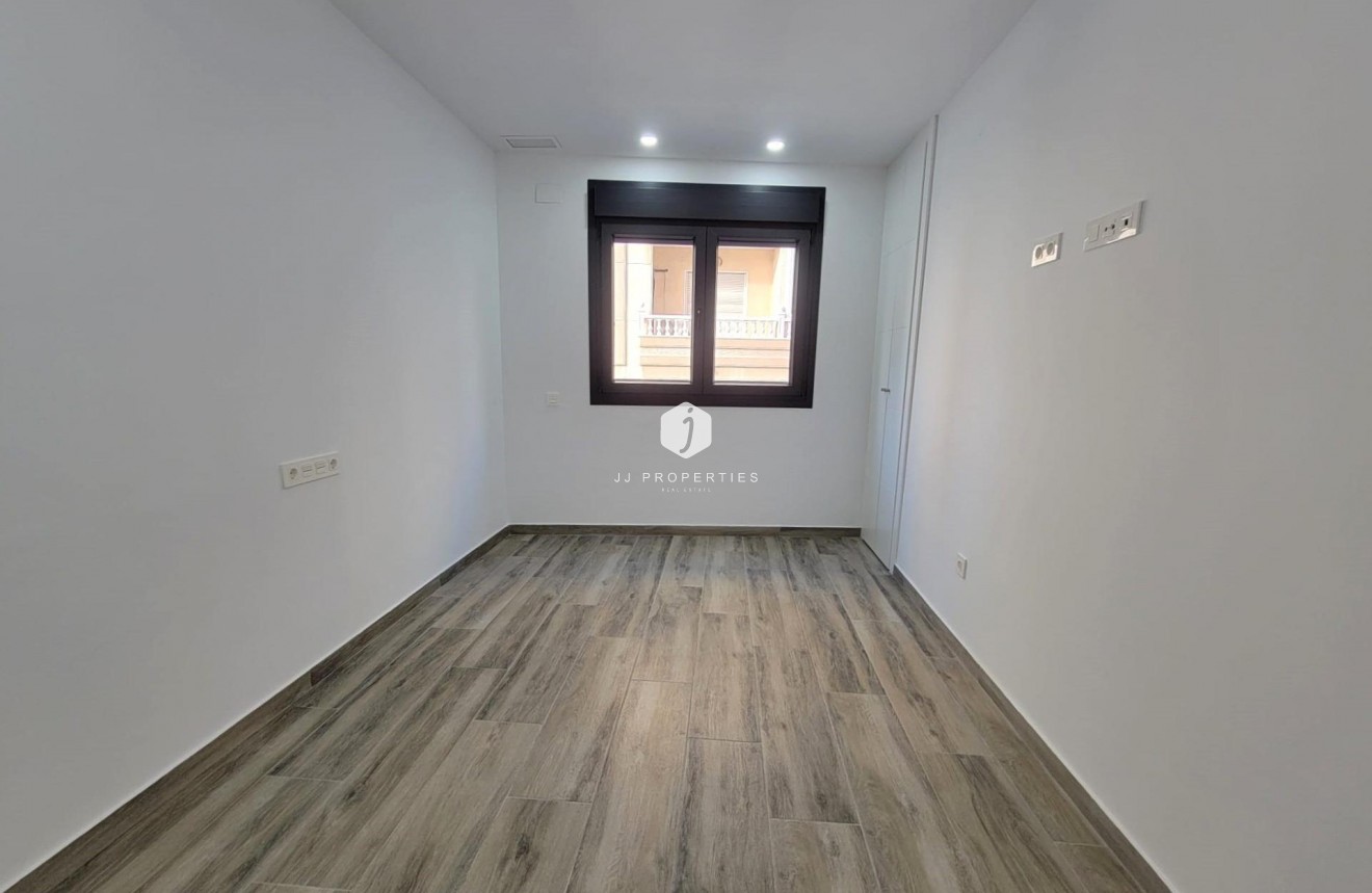 Tweedehands - Appartement / flat -
Torrevieja - Playa del Cura