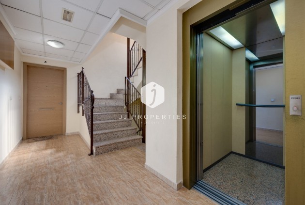 Z drugiej ręki - Mieszkanie w bloku -
Jacarilla - Inland