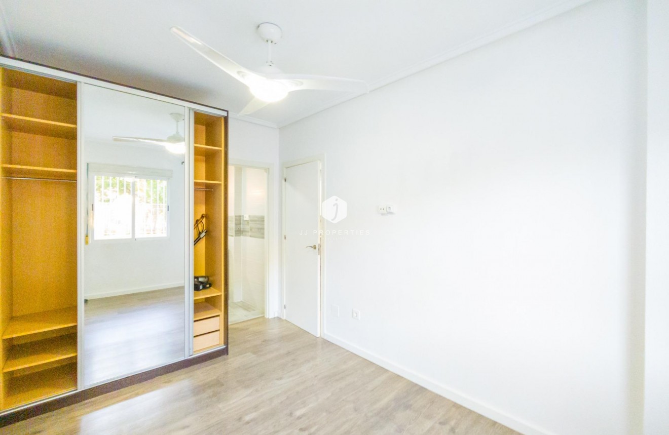 Resale - Apartment / flat -
Torrevieja