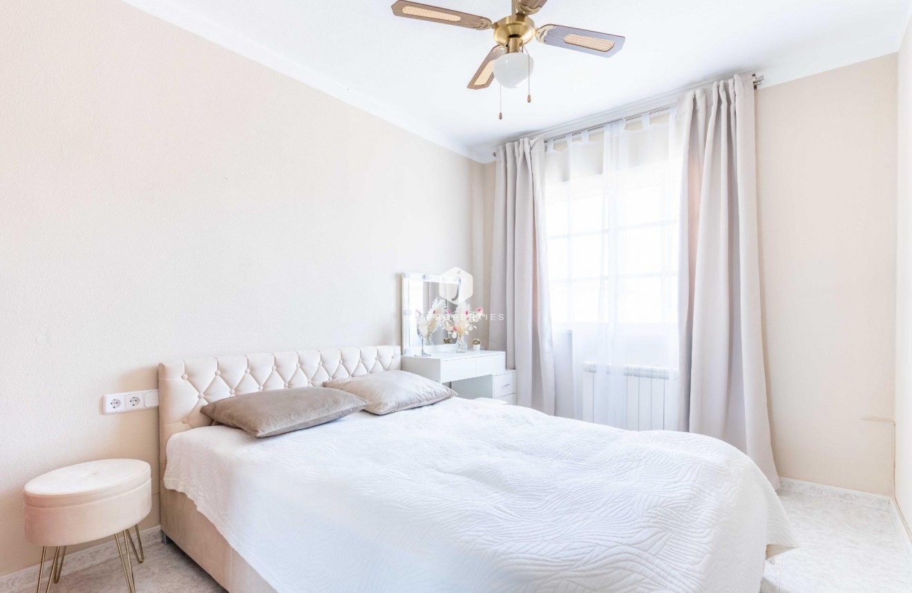 Resale - Villa -
Orihuela Costa - Punta Prima