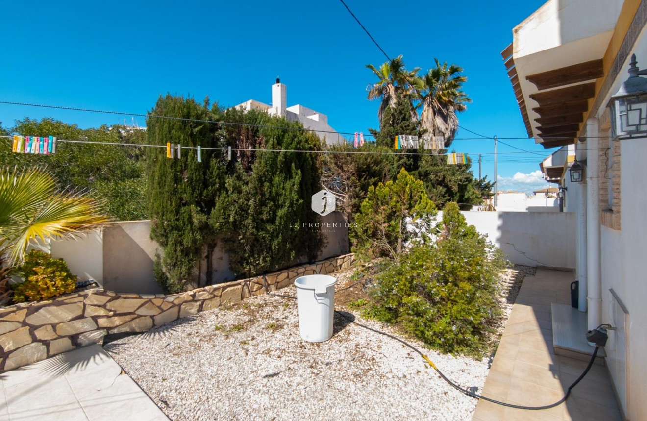 Resale - Villa -
Torrevieja - La Mata