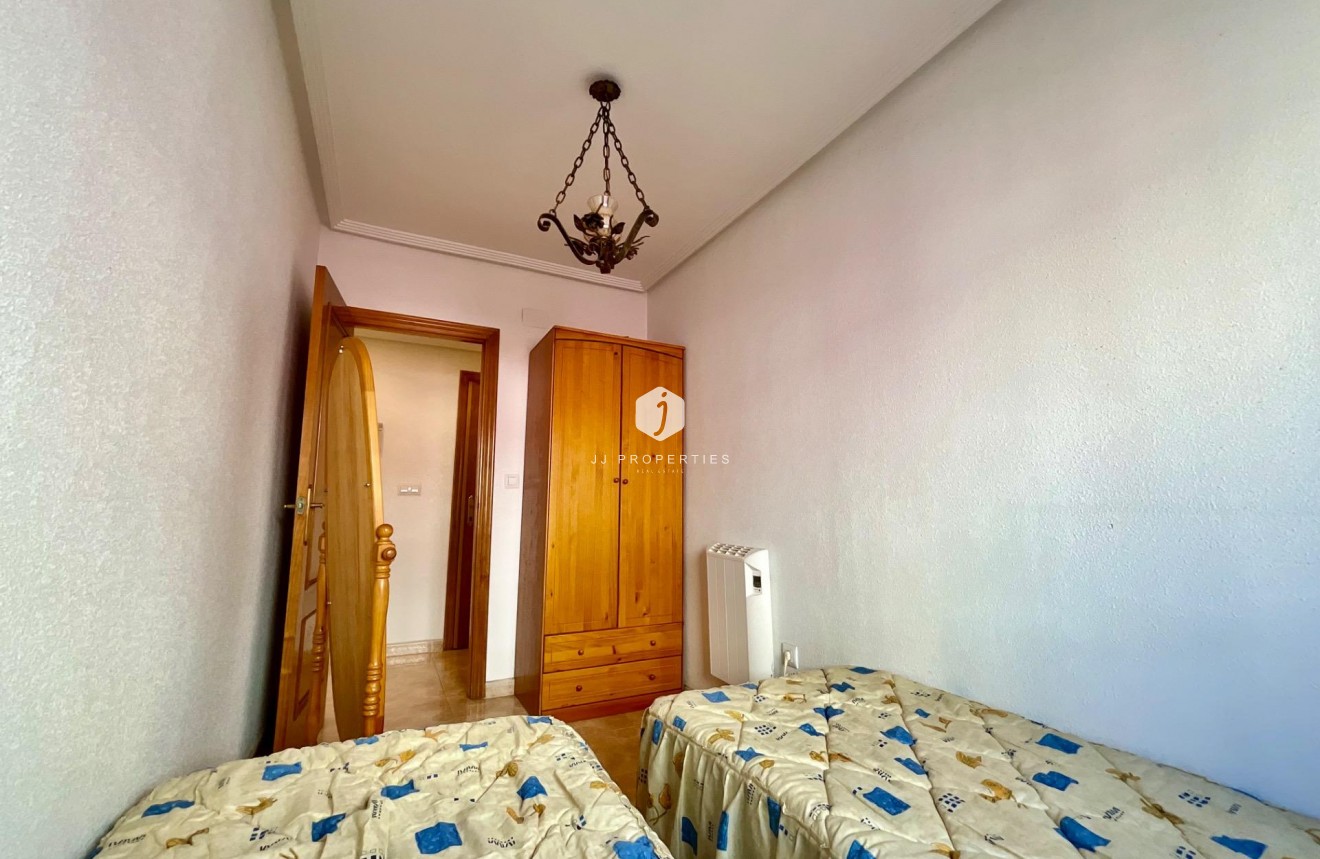 Z drugiej ręki - Mieszkanie w bloku -
Torrevieja - PARQUE DE LAS NACIONES