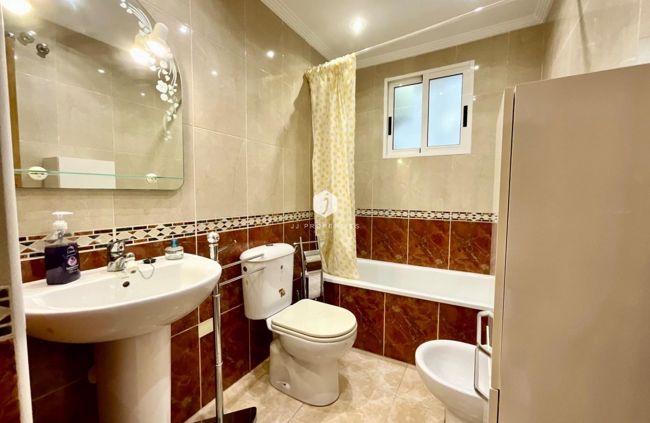 Z drugiej ręki - Mieszkanie w bloku -
Torrevieja - PARQUE DE LAS NACIONES