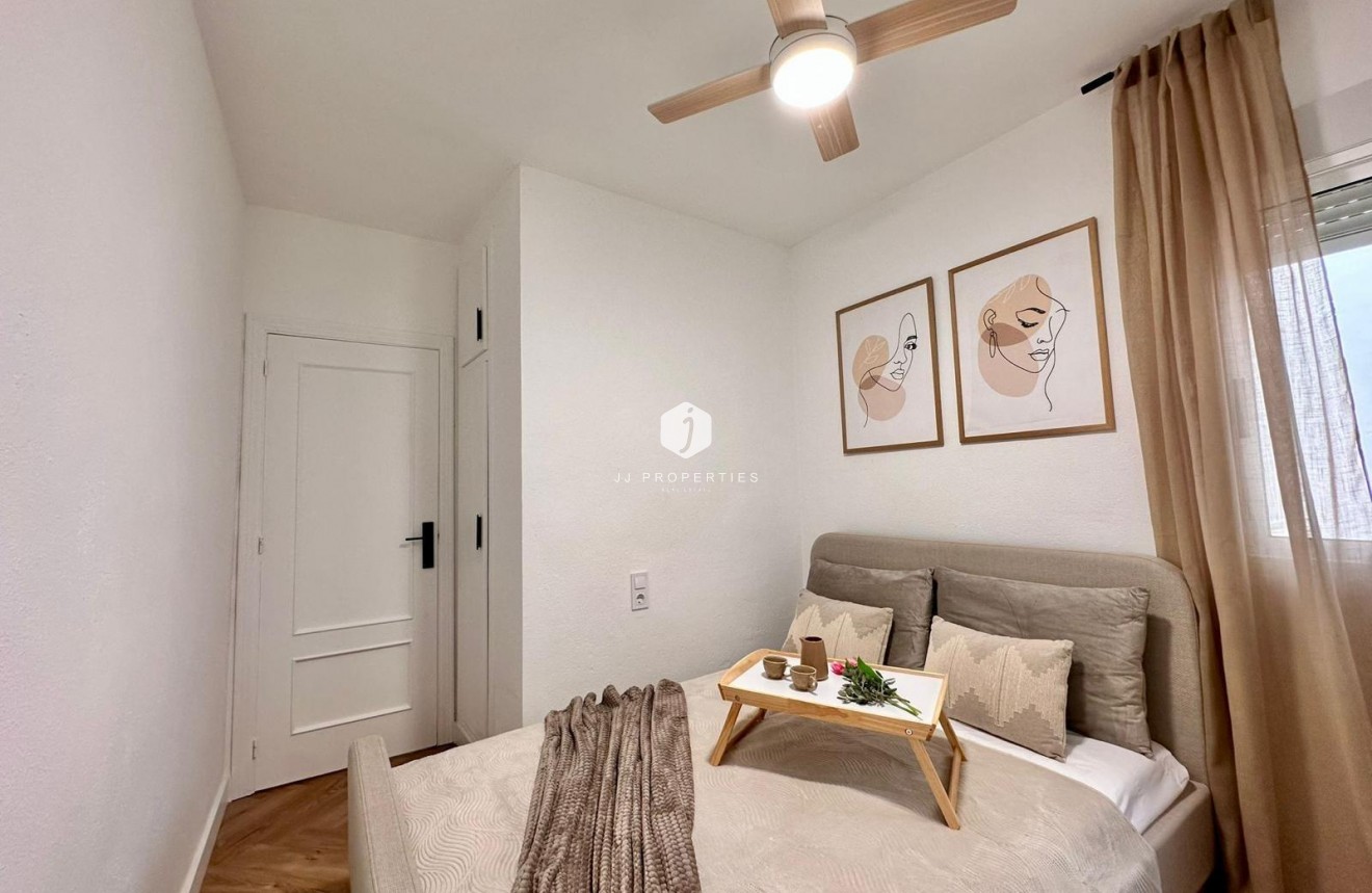 D'occasion - Appartement -
Torrevieja - Playa del Cura