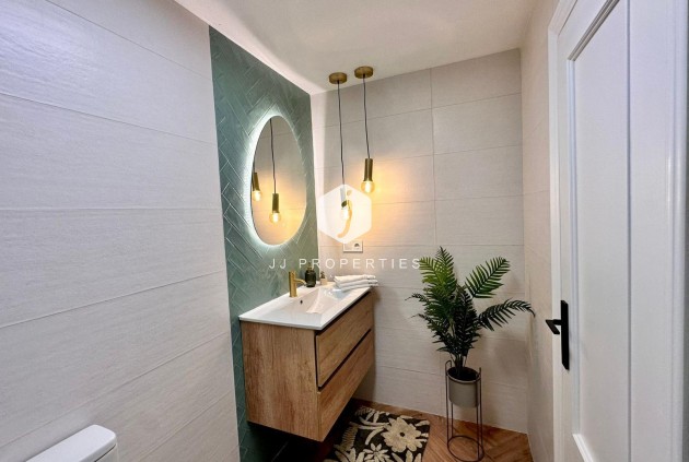 D'occasion - Appartement -
Torrevieja - Playa del Cura