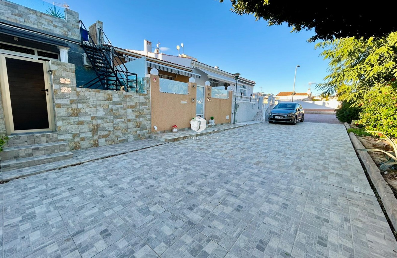 D'occasion - Chalet -
Torrevieja - Costa Blanca