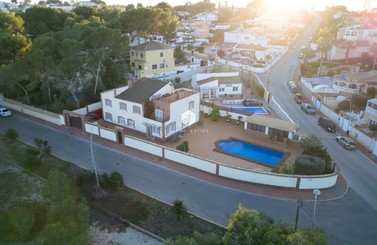 D'occasion - Villa -
Torrevieja - Los Balcones - Los Altos del Edén