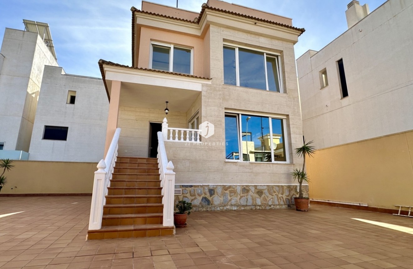 D'occasion - Villa -
Orihuela Costa - Costa Blanca