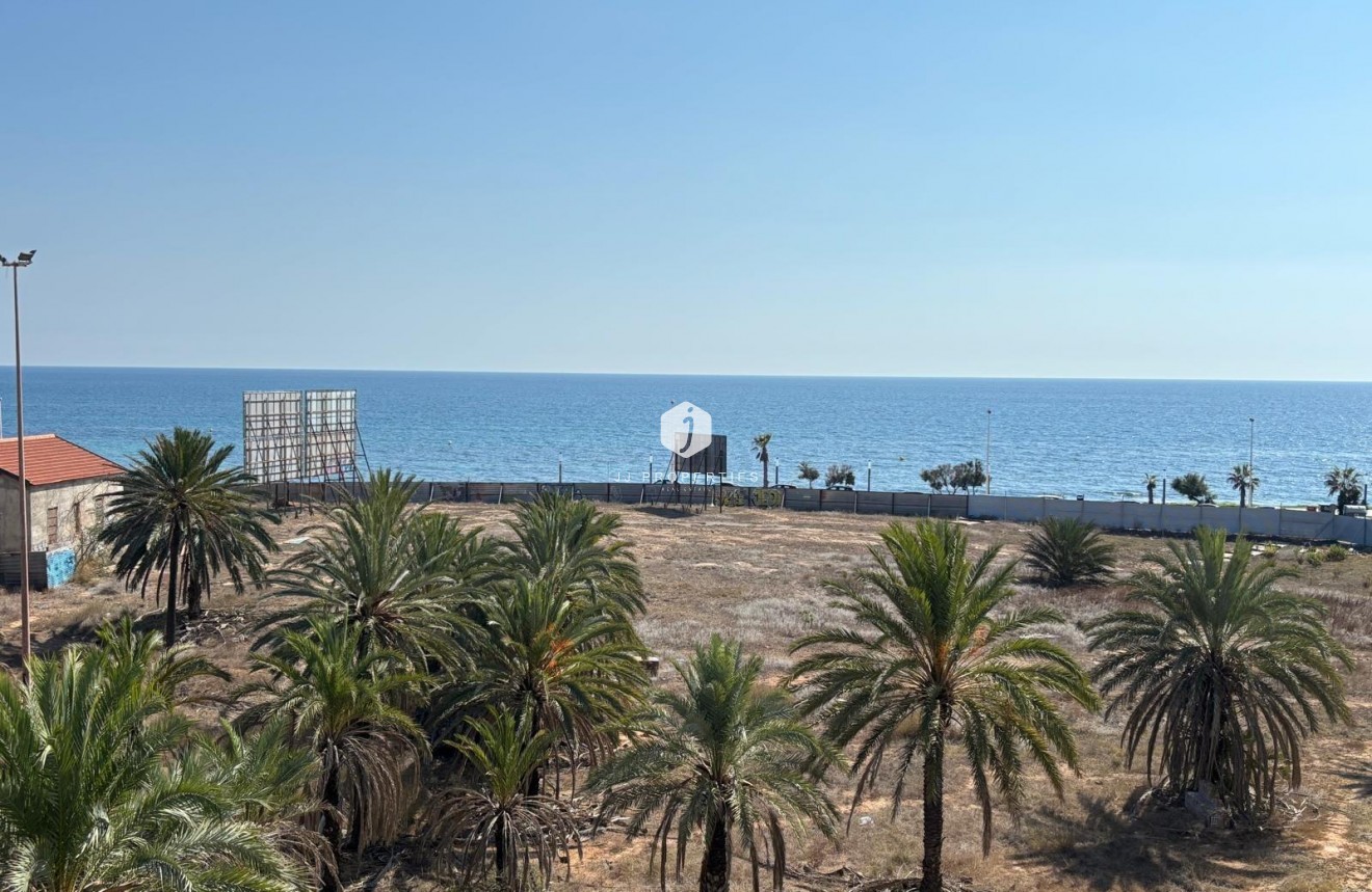 D'occasion - Appartement -
Torrevieja - Playa del Cura