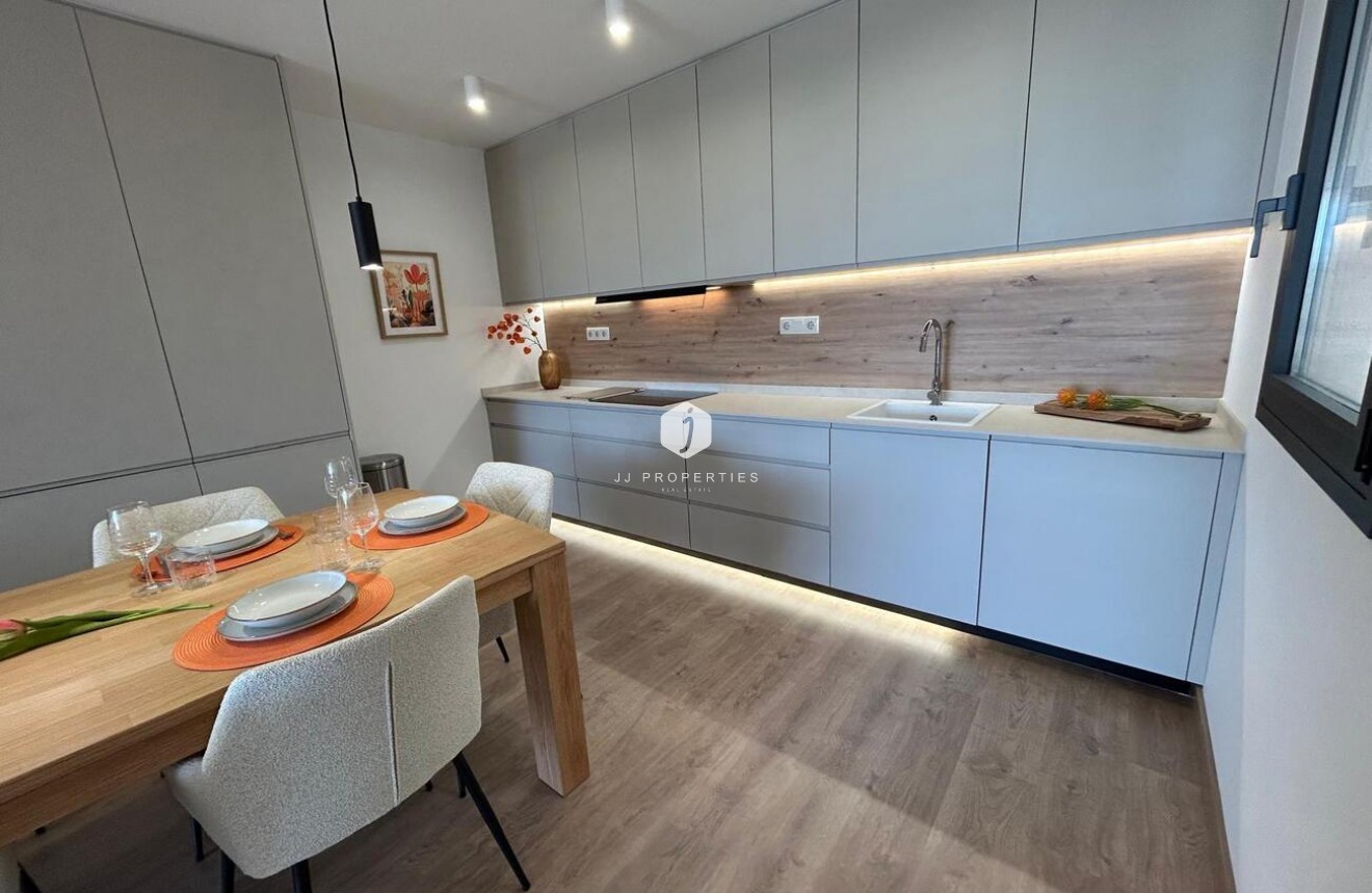 Z drugiej ręki - Szalet -
Dolores - Costa Blanca