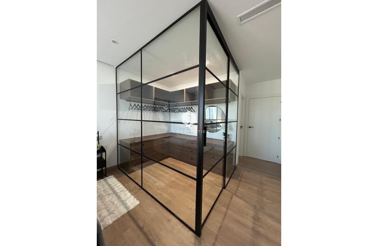 Z drugiej ręki - Szalet -
Dolores - Costa Blanca