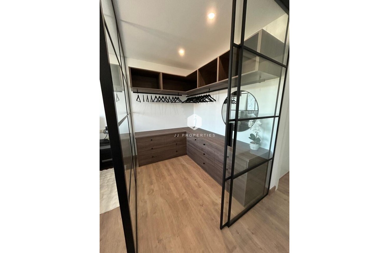 Z drugiej ręki - Szalet -
Dolores - Costa Blanca