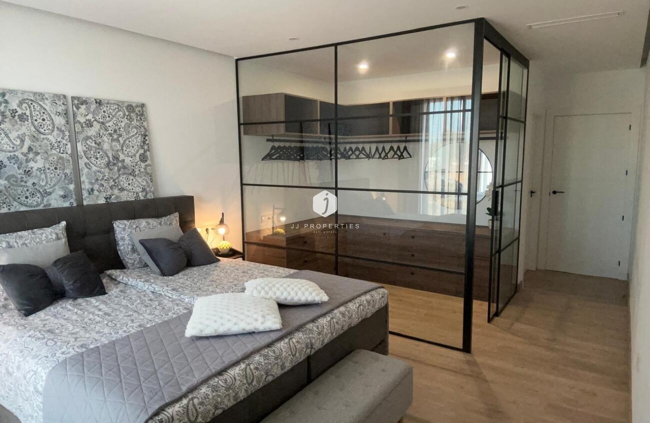 Z drugiej ręki - Szalet -
Dolores - Costa Blanca