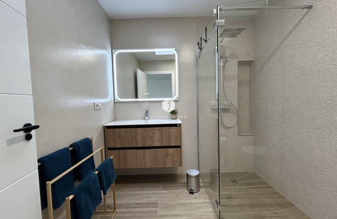 Z drugiej ręki - Szalet -
Dolores - Costa Blanca