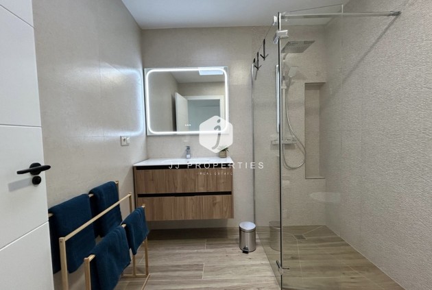 Z drugiej ręki - Szalet -
Dolores - Costa Blanca