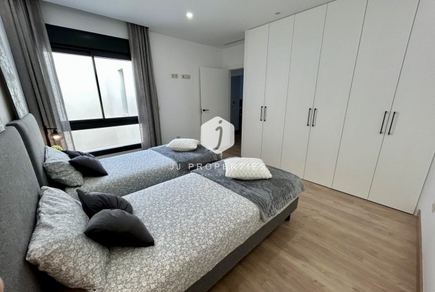 Z drugiej ręki - Szalet -
Dolores - Costa Blanca