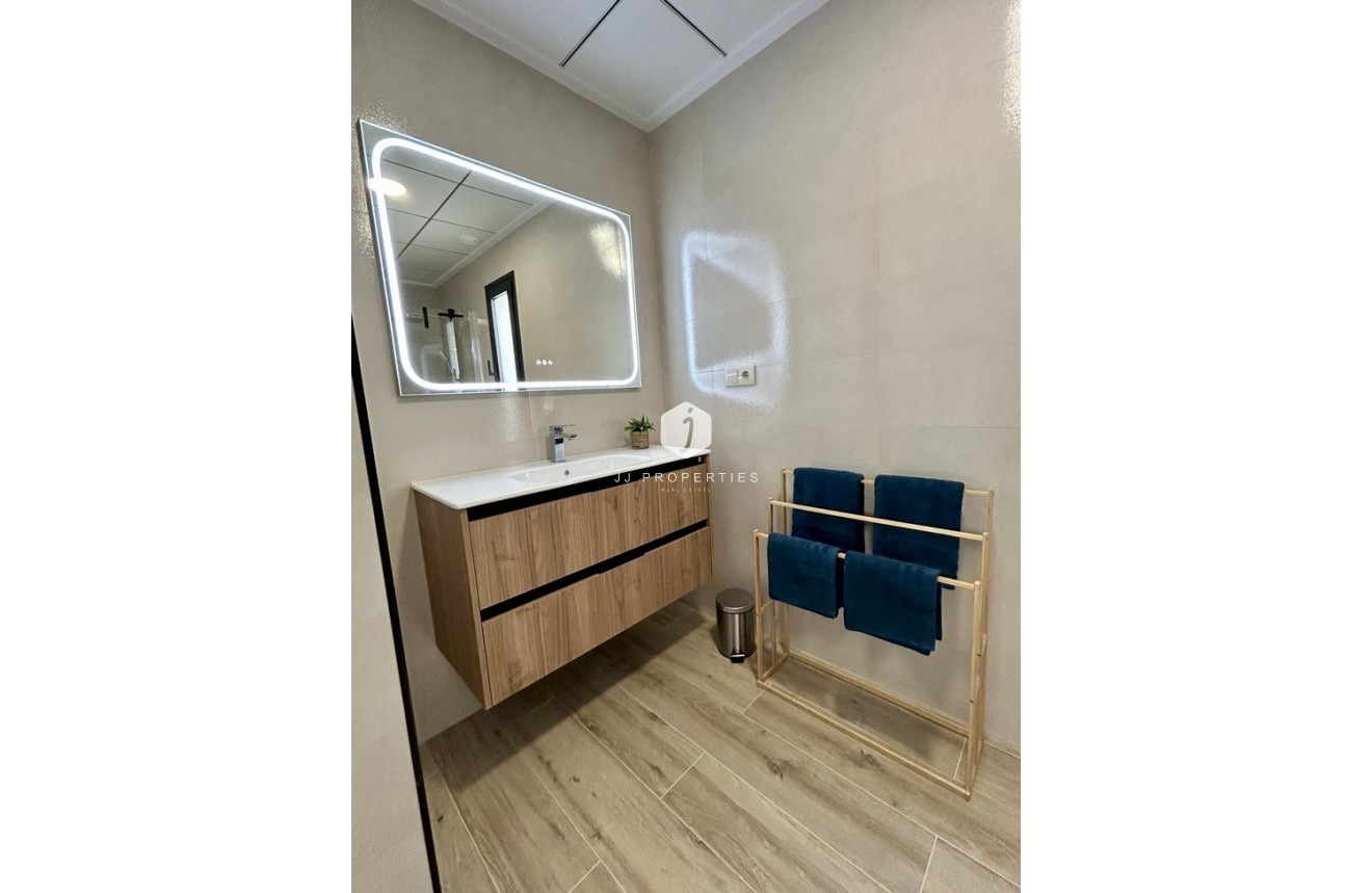 Z drugiej ręki - Szalet -
Dolores - Costa Blanca