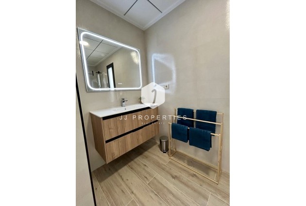 Z drugiej ręki - Szalet -
Dolores - Costa Blanca