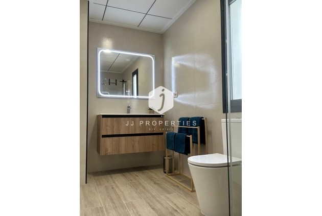 Z drugiej ręki - Szalet -
Dolores - Costa Blanca